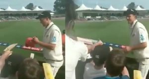 Trent Boult spotted giving an autograph on onion in the Christchurch Test