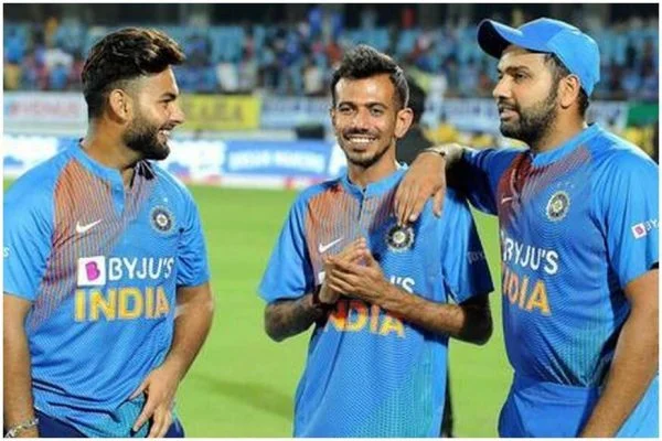 Rohit Sharma joins Jasprit Bumrah to mock Rishabh Pant